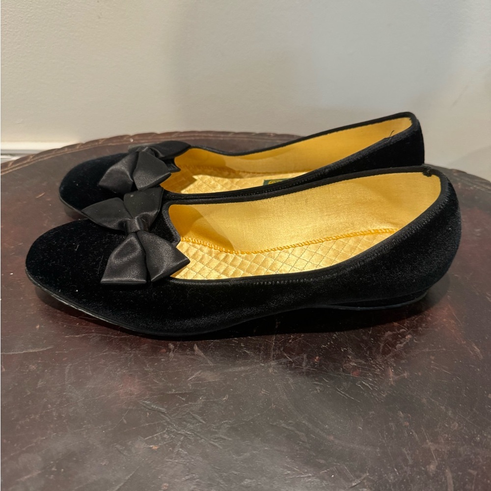 Daniel Green Chic Black Velvet Women's Slippers with Bow size 8.5B